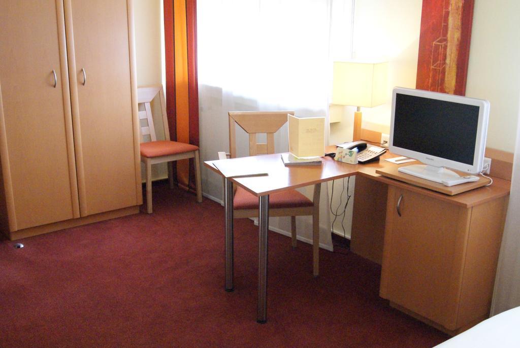 Logis Hotel Acacia Esch-sur-Alzette Exteriör bild
